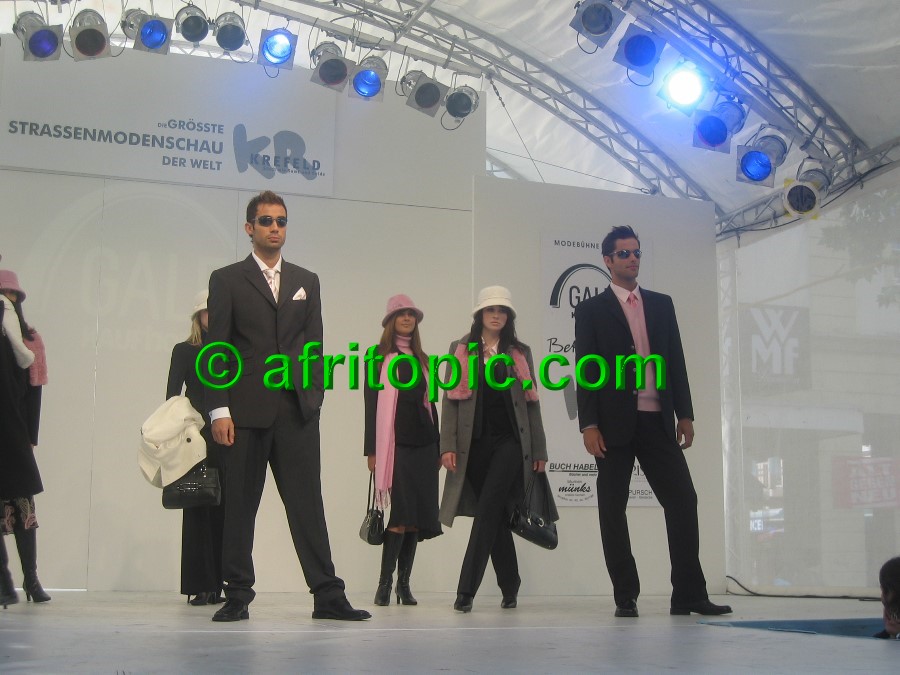 ../Images/Krefeld-Strssenmodenschau-2005 311.jpg